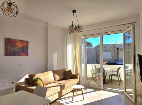 Cozy Apartment Steps from Sandy Beach
