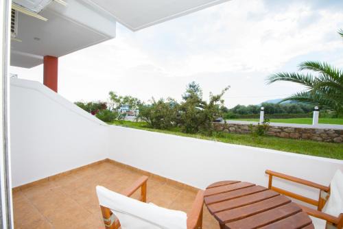 Maranton Beach Hotel in Koinyra
