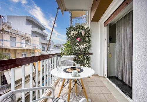 Spacious & bright apt near Acropolis in Athens