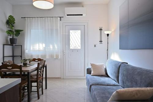 Seabreeze apartment in Palaio Faliro/Netflix